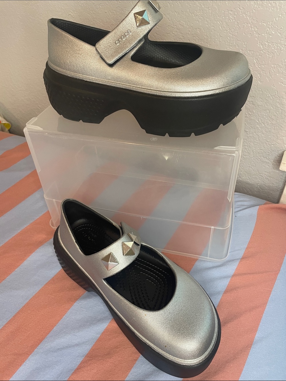 Crocs Women's Stomp Metallic Mary Jane shoes in silver w7